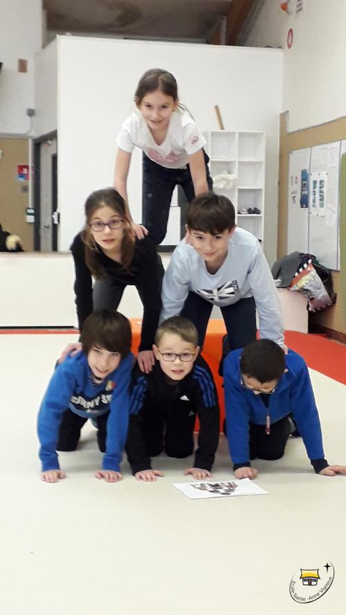 Des acrobates chez les Cm2